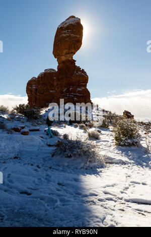 Balanced Rock dans Arches National Park au début de l'hiver avec beaucoup de neige sur le terrain Banque D'Images