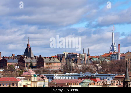 La ville de Prague et la tour de Zizkov, sous ciel dramatique avec les nuages - République tchèque, l'Europe Banque D'Images