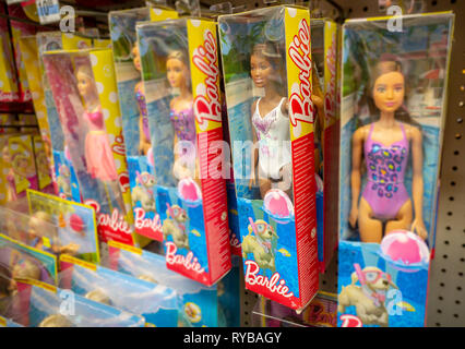 Un assortiment de différentes poupées Barbie Mattel dans un magasin KMart à New York, le vendredi 8 mars 2019. Barbie est fête ses 60 ans et n'est pas l'application de la sécurité sociale. (Â© Richard B. Levine) Banque D'Images