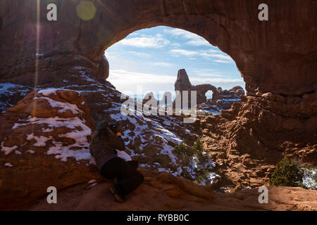 En hiver femme plaisir de profiter de la vue de l'arche à travers la fenêtre de la tourelle nord avec de la neige fraîche sur le terrain Banque D'Images