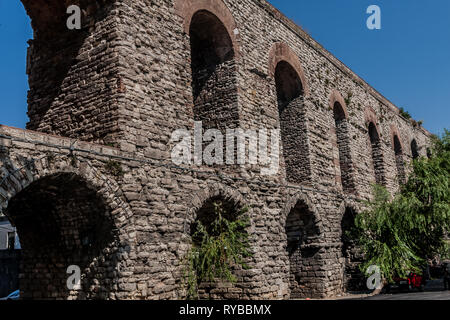 Un fragment de l'ancien aqueduc de Valens, Istanbul Banque D'Images