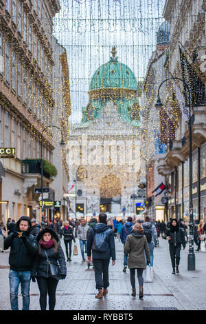 Kohlmarkt haut de gamme avec de la Hofburg à l'arrière, dans le centre-ville de Vienne, l'Autriche après la tombée de la nuit. Banque D'Images