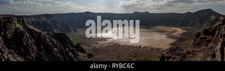 Une vue panoramique imprenable sur le cratère Al Wahbah par une journée ensoleillée, l'Arabie Saoudite Banque D'Images