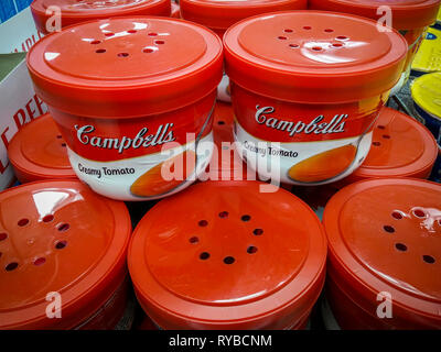 Conteneurs à dose unique de micro-ondes de la Campbell Co. pour Campbell's soupe crème de tomates dans un supermarché de New York, le vendredi 8 mars 2019. (Â© Richard B. Levine) Banque D'Images