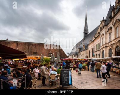 Terrasses de cafés et les échoppes de marché à Beaune, bourgogne, France le 21 juin 2014 Banque D'Images