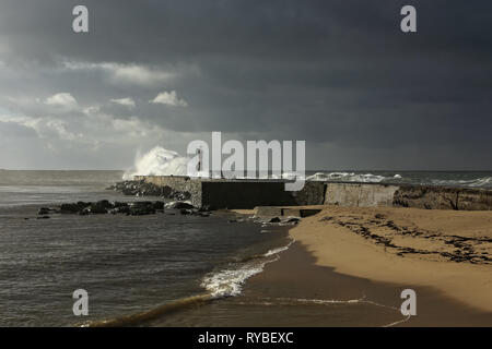 Dans l'embouchure de la rivière ave un moody matin, Vila do Conde, Nord du Portugal Banque D'Images