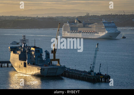 Bateau de croisière MSC Magnifica entre dans le port de Waitemata HMNZS Canterbury va passé, Auckland, Nouvelle-Zélande, le Mercredi, Mars 13, 2019.Photo : David Rowland Banque D'Images