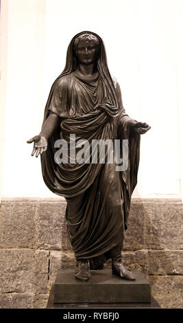 Tibère (42 BC - AD 37) statue en bronze portant la toge, avec la tête couverte en tant que prêtre. De théâtre d'Herculanum (37 AD). Naples, Italie. Banque D'Images