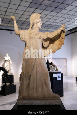 Athena Promakhos. Statue romaine, à partir de l'tablinum de la Villa dei Papiri à Herculanum (1er siècle avant J.-C.). Musée Archéologique de Naples. Banque D'Images