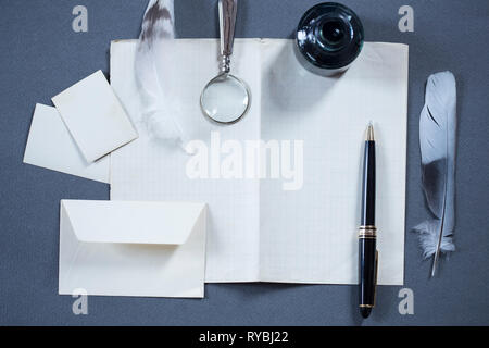 Vintage écrit situé sur un fond de carton gris Banque D'Images