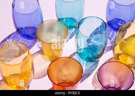 Verres colorés avec l'ombre close up Banque D'Images