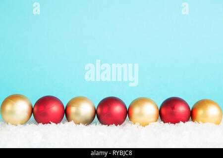 Boules de Noël sur la neige blanche Banque D'Images