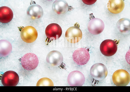 Boules de Noël sur la neige blanche Banque D'Images