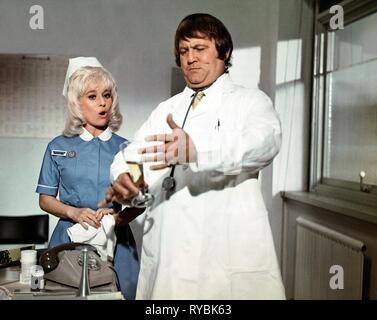 BARBARA WINDSOR, TERRY SCOTT, continuer sur l'infirmière, 1972 Banque D'Images