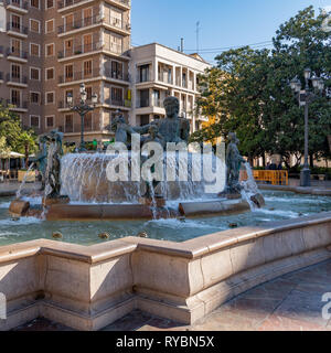 VALENCIA, Espagne - 25 février : Fontaine sur la place de la Vierge Valencia Espagne le 25 février 2019. Trois personnes non identifiées Banque D'Images