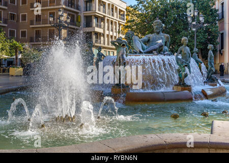 VALENCIA, Espagne - 25 février : Fontaine sur la place de la Vierge Valencia Espagne le 25 février 2019. Trois personnes non identifiées Banque D'Images