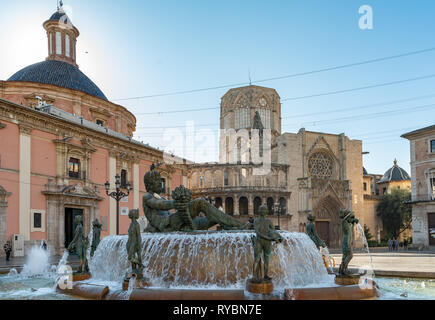 VALENCIA, Espagne - 25 février : Fontaine sur la place de la Vierge Valencia Espagne le 25 février 2019. Des personnes non identifiées Banque D'Images