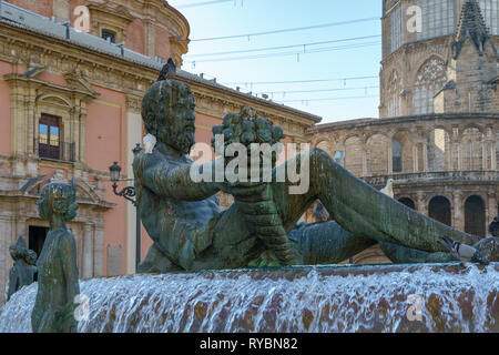 VALENCIA, Espagne - 25 février : Fontaine sur la place de la Vierge Valencia Espagne le 25 février 2019 Banque D'Images