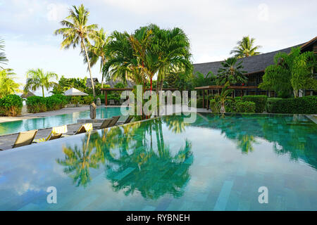 MOOREA, Polynésie française - 30 NOV 2018- Vue du coucher de bungalows sur pilotis sur le lagon à l'Intercontinental Moorea Lagoon Resort and Spa, un luxe Banque D'Images