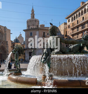 VALENCIA, Espagne - 25 février : Fontaine sur la place de la Vierge Valencia Espagne le 25 février 2019. Des personnes non identifiées Banque D'Images