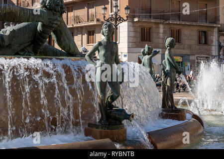 VALENCIA, Espagne - 25 février : Fontaine sur la place de la Vierge Valencia Espagne le 25 février 2019. Des personnes non identifiées Banque D'Images