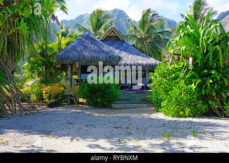 MOOREA, Polynésie française - 30 NOV 2018- Vue du coucher de bungalows sur pilotis sur le lagon à l'Intercontinental Moorea Lagoon Resort and Spa, un luxe Banque D'Images