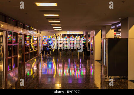 Las Vegas, Nevada - Février 17, 2019 : machines à sous vide à l'aéroport en attente de passagers en transit Banque D'Images