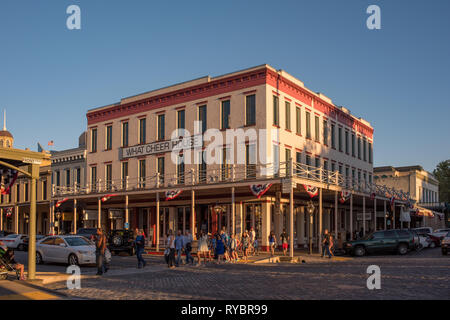 Les gens se réunissent au coucher du soleil sur une chaude journée d'été dans la vieille ville historique de Sacramento, Californie, USA Banque D'Images
