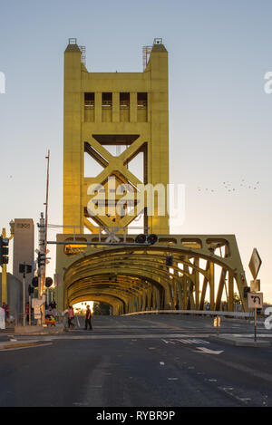 Les gens se réunissent au coucher du soleil sur une chaude journée d'été dans la vieille ville historique de Sacramento, Californie, USA Banque D'Images