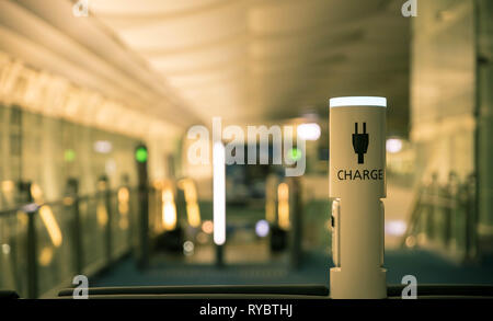 Station de charge pour les appareils mobiles dans la salle d'attente moderne Banque D'Images