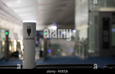 Port de charge pour les appareils mobiles dans l'aéroport moderne Banque D'Images