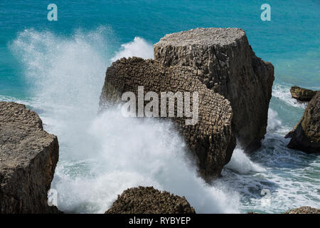 De grands rochers avec force éclaboussures des vagues contre des rochers Banque D'Images