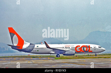 Avion Boeing 737 de la Gol company l'atterrissage à l'aéroport Santos Dumont, Rio de Janeiro, Brésil Banque D'Images