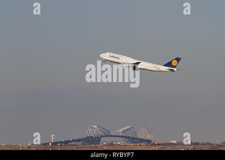 Un Boeing 747-830 (Jumbo Jet) exploité par un transporteur allemand, Lufthansa prend le relais de Tokyo depuis l'aéroport international Haneda de Tokyo, au Japon. Banque D'Images