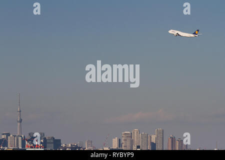 Un Boeing 747-830 (Jumbo Jet) exploité par un transporteur allemand, Lufthansa prend le dessus de Tokyo Skytree depuis l'aéroport international Haneda de Tokyo, au Japon. Banque D'Images