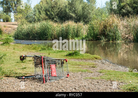 Chariot d'achat abandonné sur la rive de la rivière Peel Tamworth Australie. Banque D'Images