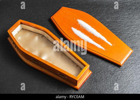 Overdose.Les drogues tuent concept.La cocaïne Lignes sur couvercle coffin Banque D'Images