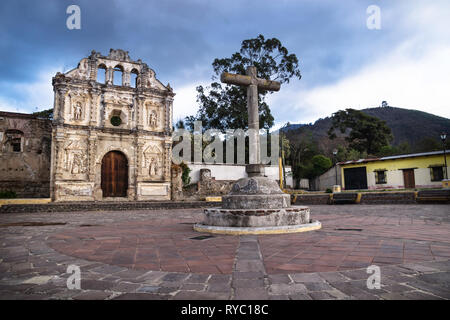 La façade de l'église ruine de l'Ermita de Santa Isabel et de montagne avec des cloudscape bleu, Antigua, Guatemala Banque D'Images