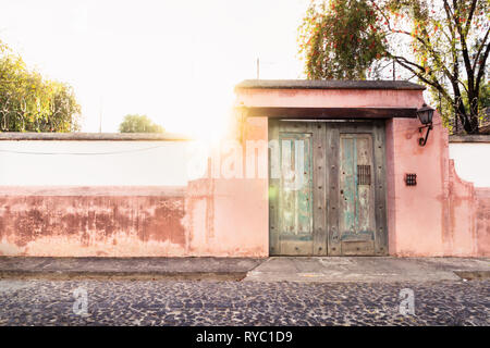 Finca de style colonial avec port mur rose et sunbeam à Antigua, Guatemala Banque D'Images