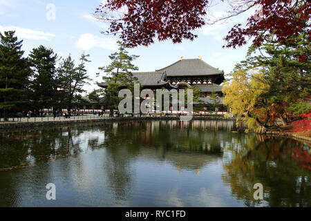 Temple Todaiji à l'automne à Nara, au Japon. Le Japon est l'un de Todaiji plus célèbre et historique des temples et un monument de Nara. Banque D'Images