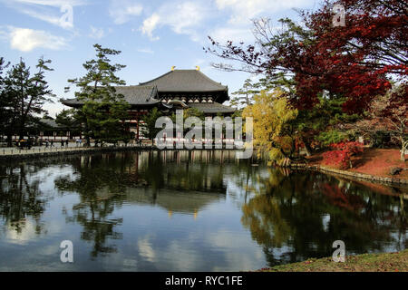 Temple Todaiji à l'automne à Nara, au Japon. Le Japon est l'un de Todaiji plus célèbre et historique des temples et un monument de Nara. Banque D'Images