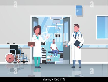 Deux médecins l'examen à l'hôpital en fauteuil roulant couloir avec porte ouverte sur salle d'opération d'exploitation de l'Afrique de l'homme assis à l'intérieur tableau clinique moderne Illustration de Vecteur