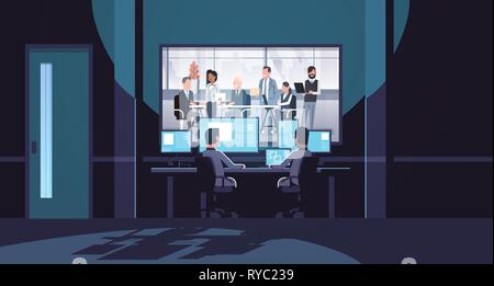 Deux hommes à la surveille derrière le verre à mélanger la race de gens d'affaires réunion de réflexion de l'équipe bureau sombre conférence sécurité surveillance d'intérieur Illustration de Vecteur