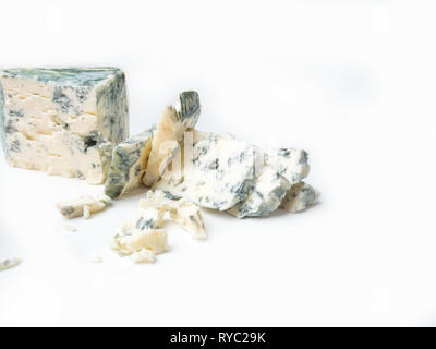 Le Roquefort, les fromages français fabriqué à partir de lait de brebis dans le sud de la France, l'un des plus connus avec les fromages bleus moisissure bleue, isolé sur blanc co Banque D'Images