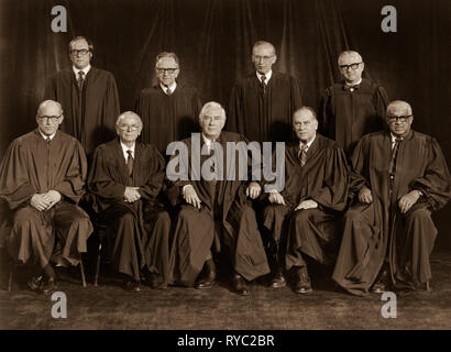 Un portrait de groupe 1976 de la séance de la Cour suprême des États-Unis. William J. Brennan, Jr. ; Byron R. White ; Harry A. Blackmun, William Rehnquist ; Potter Stewart, Thurgood Marshall ; Lewis F. Powell, Jr., John Paul Stevens, III ; et le juge en chef Warren E. Burger. Banque D'Images