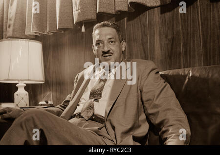 Thurgood Marshall en 1957, puis procureur de la NAACP et plus tard juge de la Cour suprême des Etats-Unis Banque D'Images