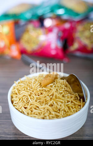 Célèbre indien salé et frit bikaneri bhujia namkeen. Isolé sur le fond en bois. Banque D'Images