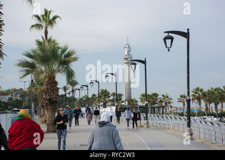 Les gens marcher sur la corniche par la mer Méditerranée Beyrouth Liban Moyen Orient Banque D'Images