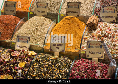 Boutique d'épices au marché d'Eminonu Istanbul Turquie Banque D'Images