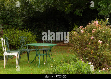 Table et chaises dans un splendide jardin. Banque D'Images